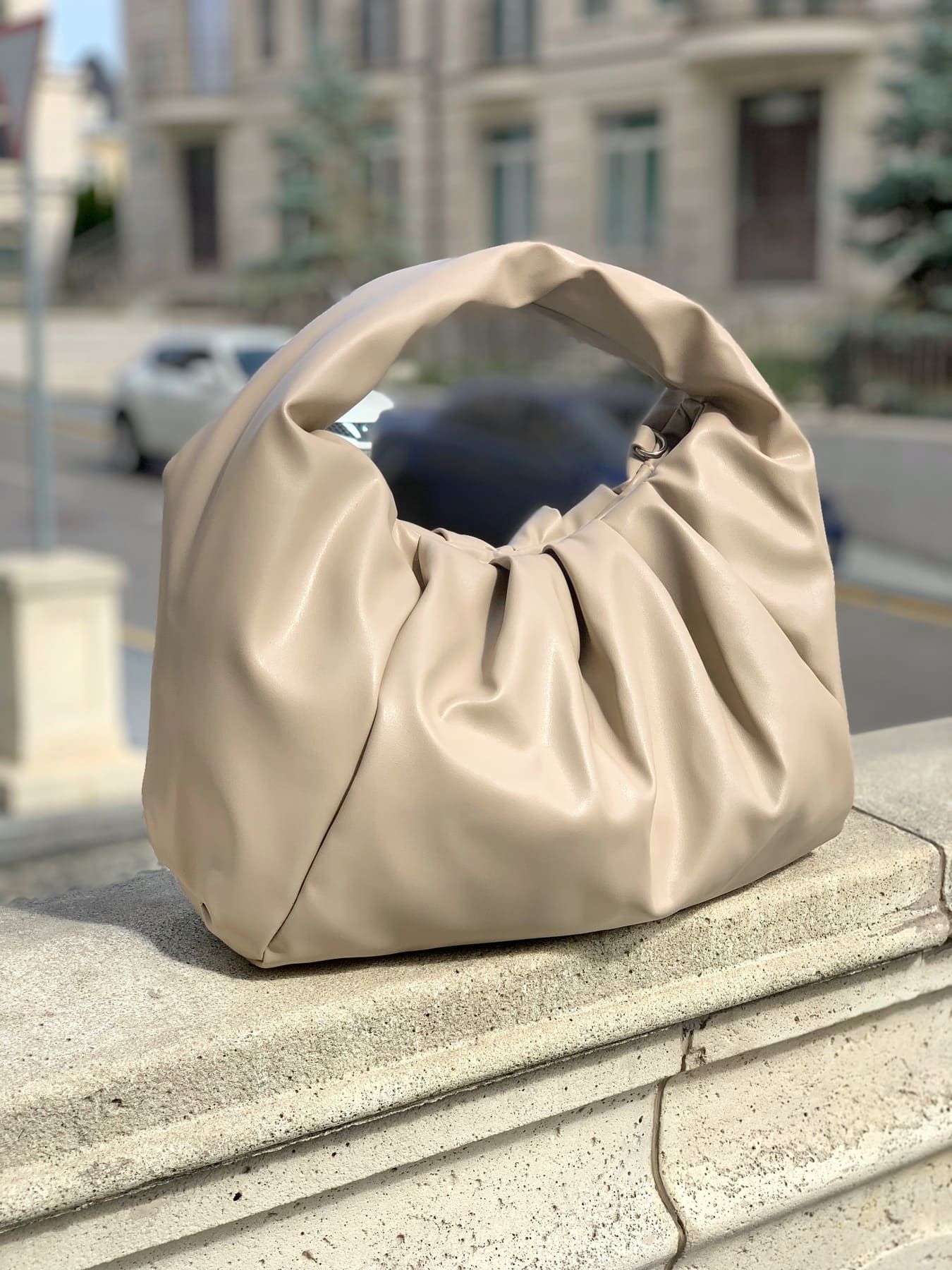 Сумка-хобо великого розміру м&rsquo;яка зі складками FULI з екошкіри бежевого кольору Б611 фото