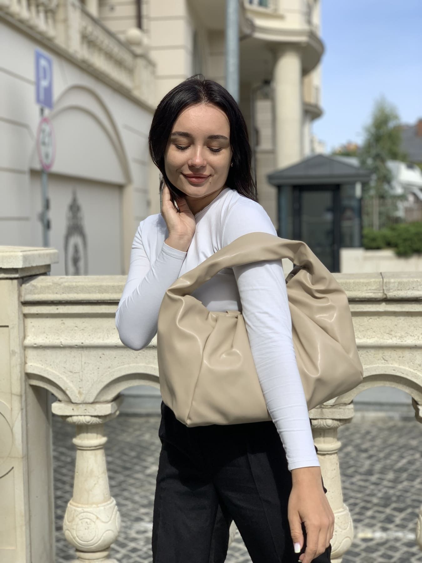 Сумка-хобо великого розміру м&rsquo;яка зі складками FULI з екошкіри бежевого кольору Б611 фото