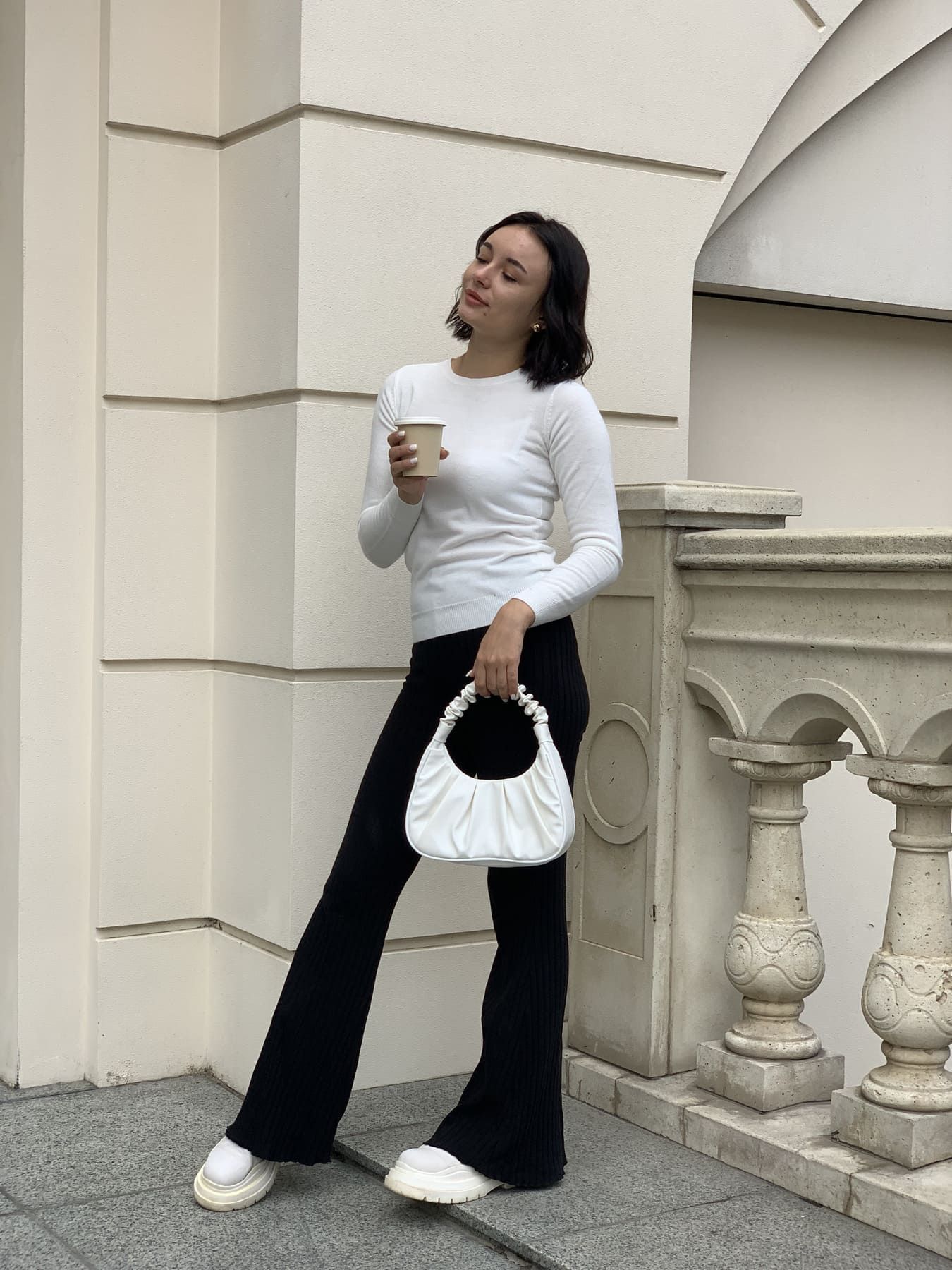 Сумка-багет із жатою ручкою FULI з екошкіри білого кольору К513 фото